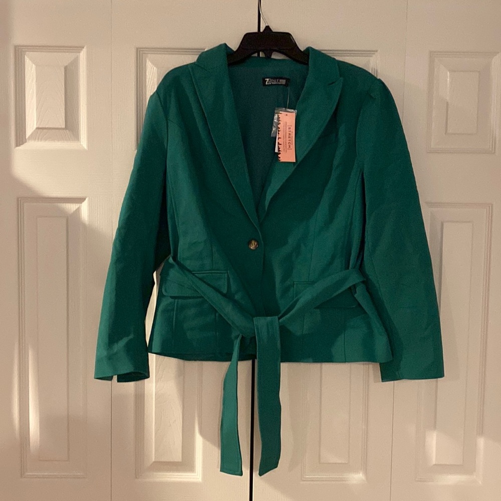 7th Avenue Dress Jacket in Green. Size 16 Petite. New with tags with sash